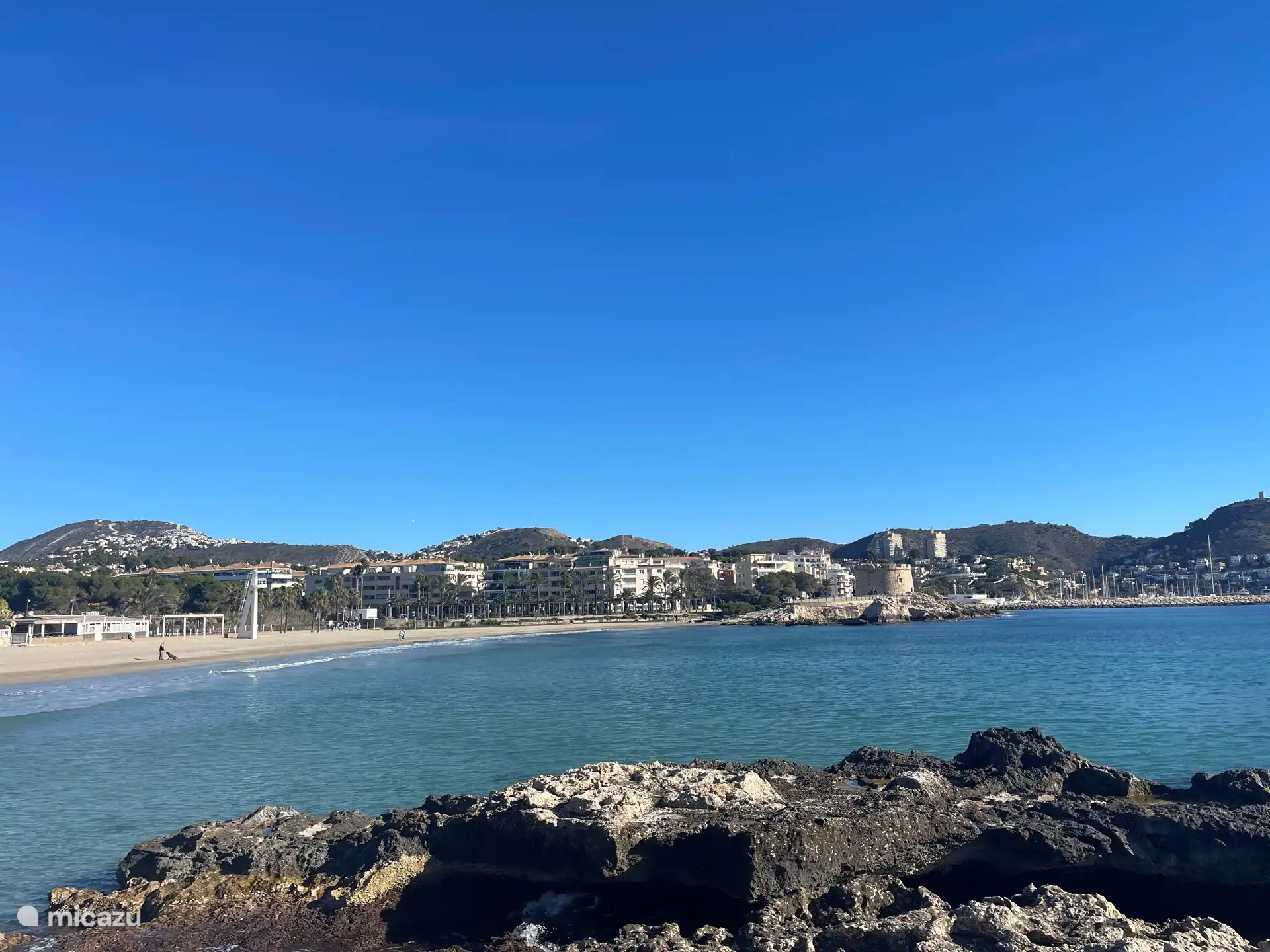 Blick über den Sandstrand von Moraira.