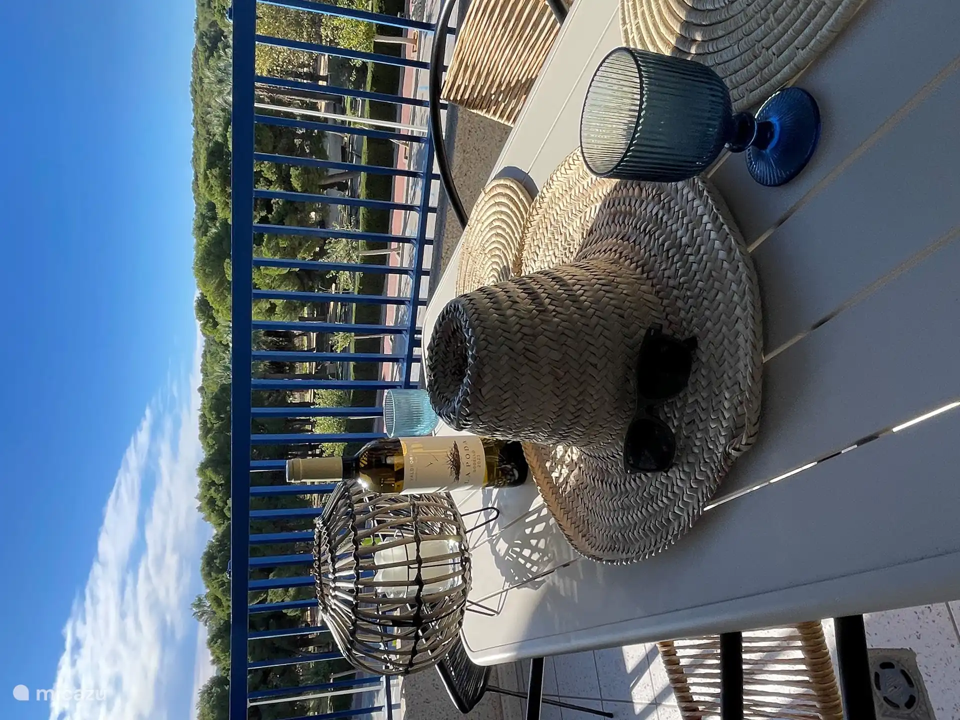 Geschmackvolle neue Möbel auf dem Balkon. 2 Liegestühle und Beistelltisch.