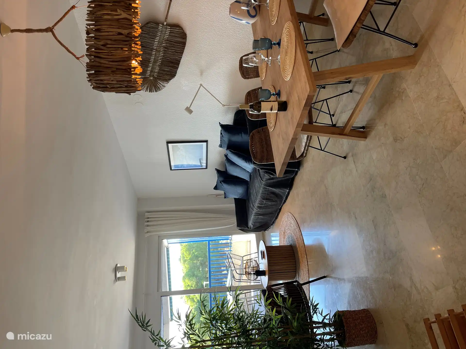 Das Wohnzimmer mit Blick auf den Park.