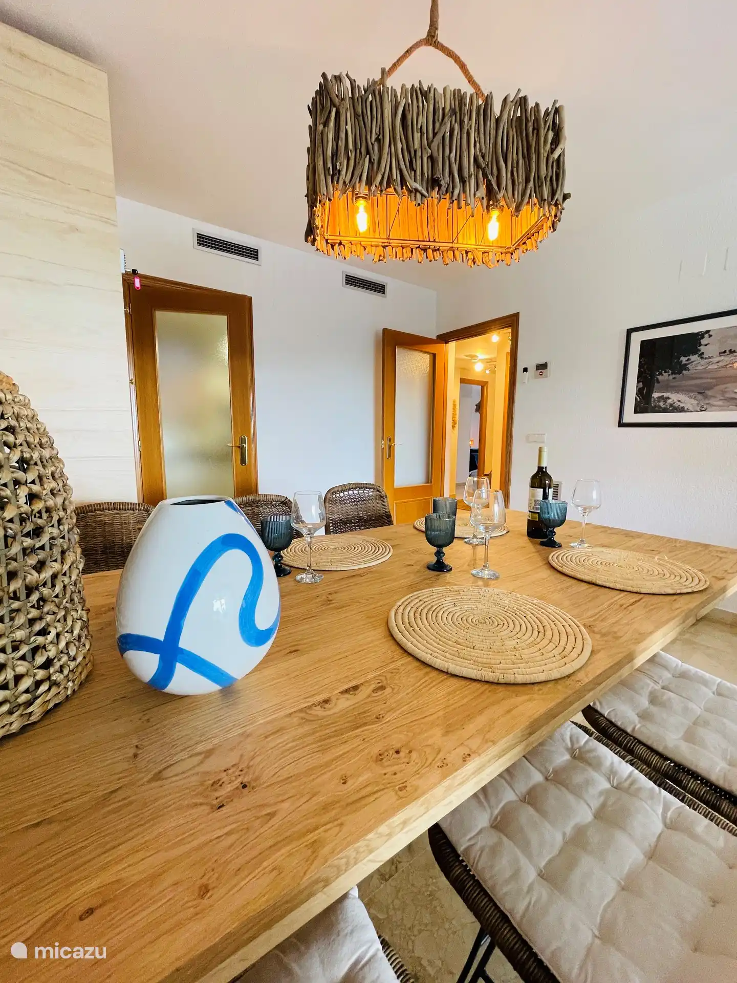 Der Esstisch mit Blick auf den Flur.