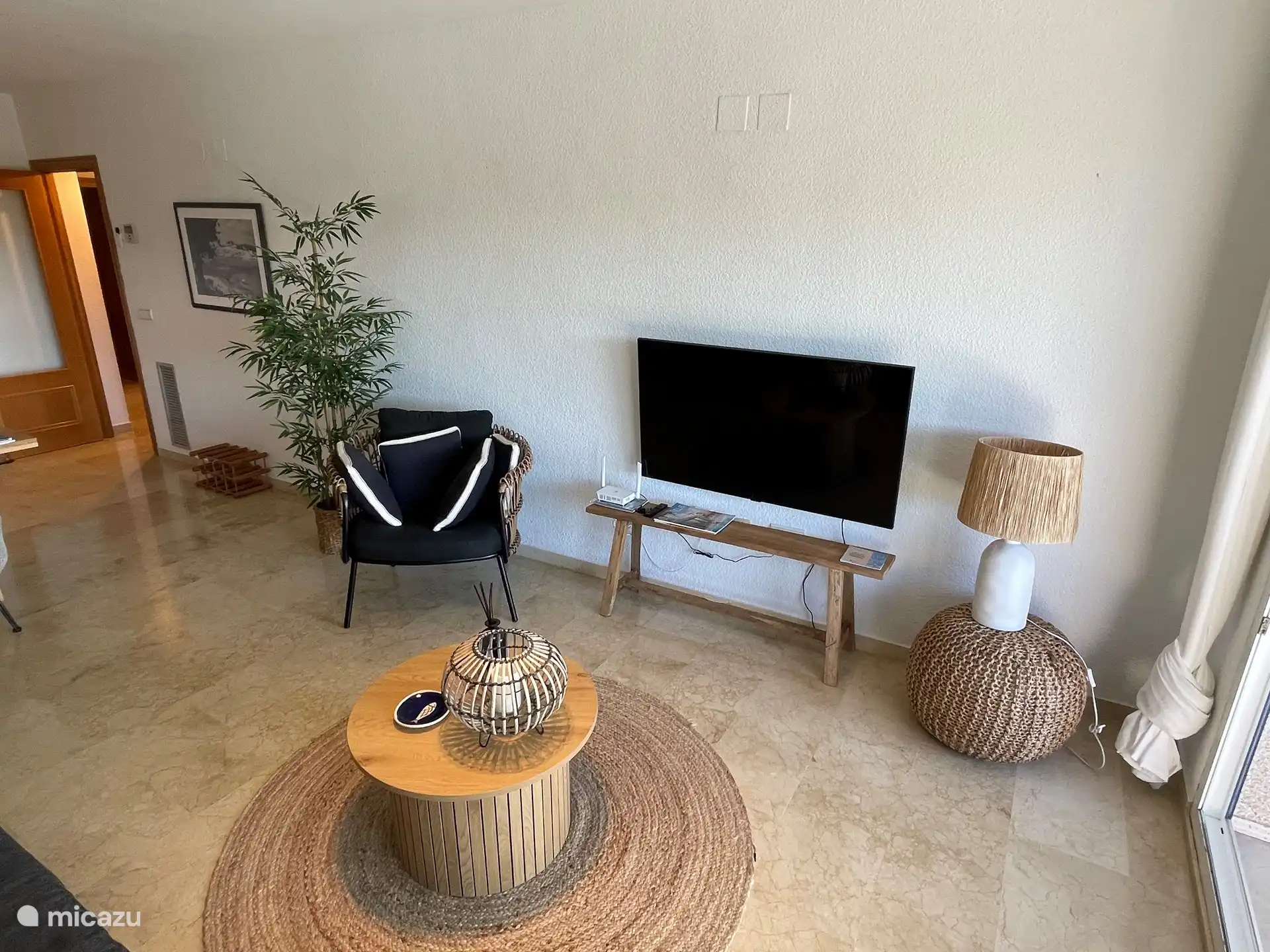 TV mit WLAN. Kabel- und Internetanschluss. 