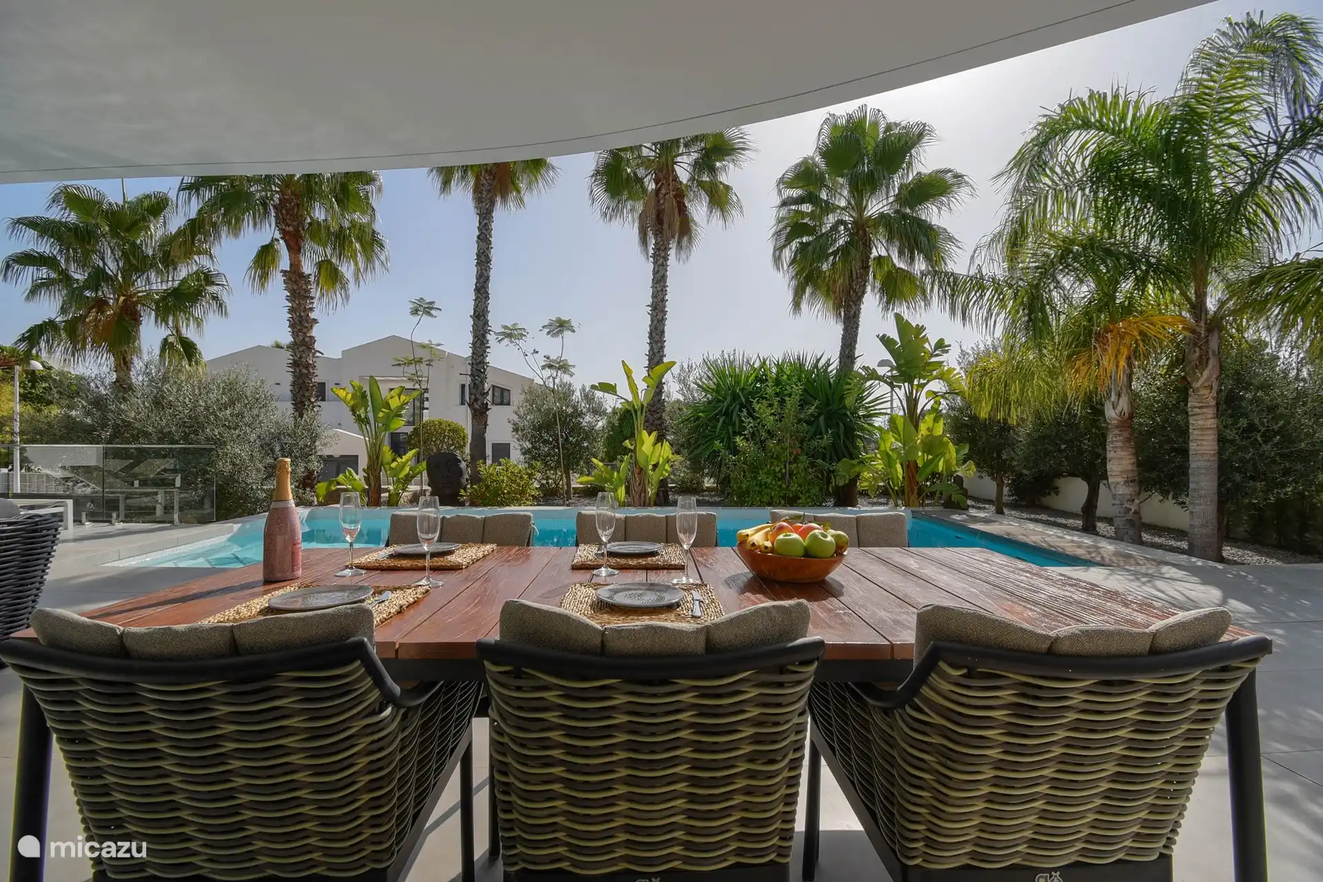 De nombreux palmiers lui donnent une atmosphère tropicale