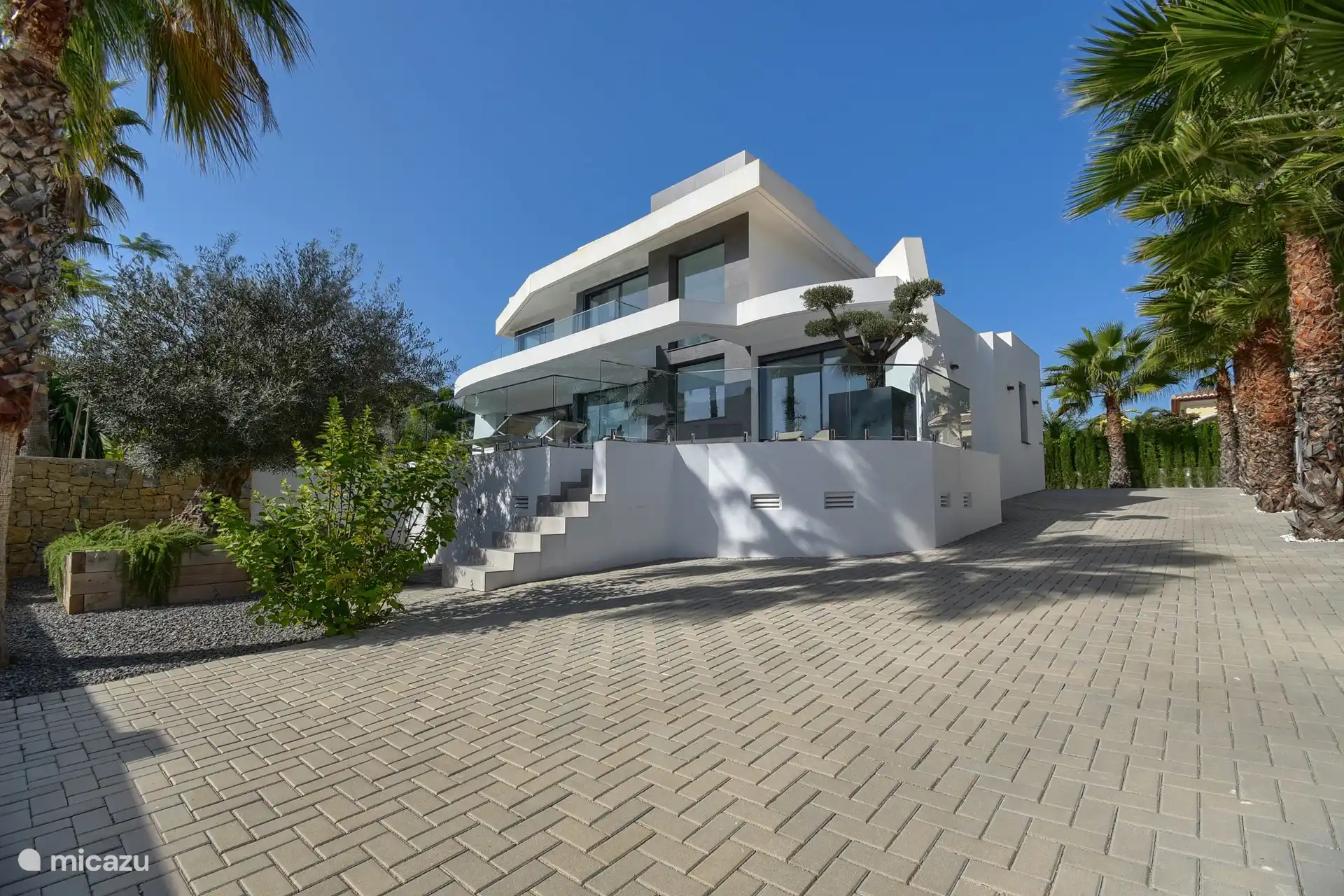 La vue depuis l’allée