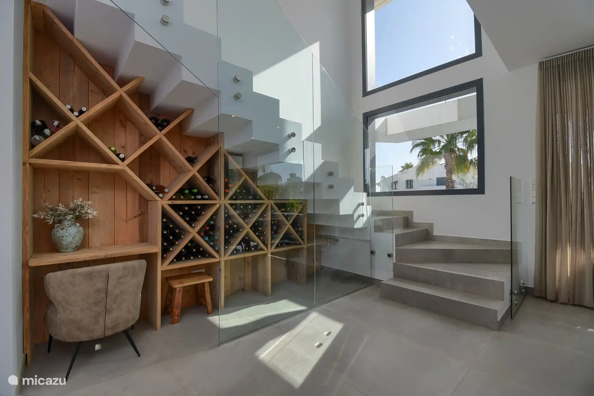 L’escalier menant au sommet avec armoire à vin et bureau