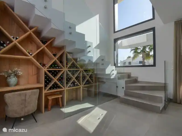 VillaPozoblanco huren in Spanje, Costa Blanca, Moraira - villa De trap naar boven met wijnkast en bureau