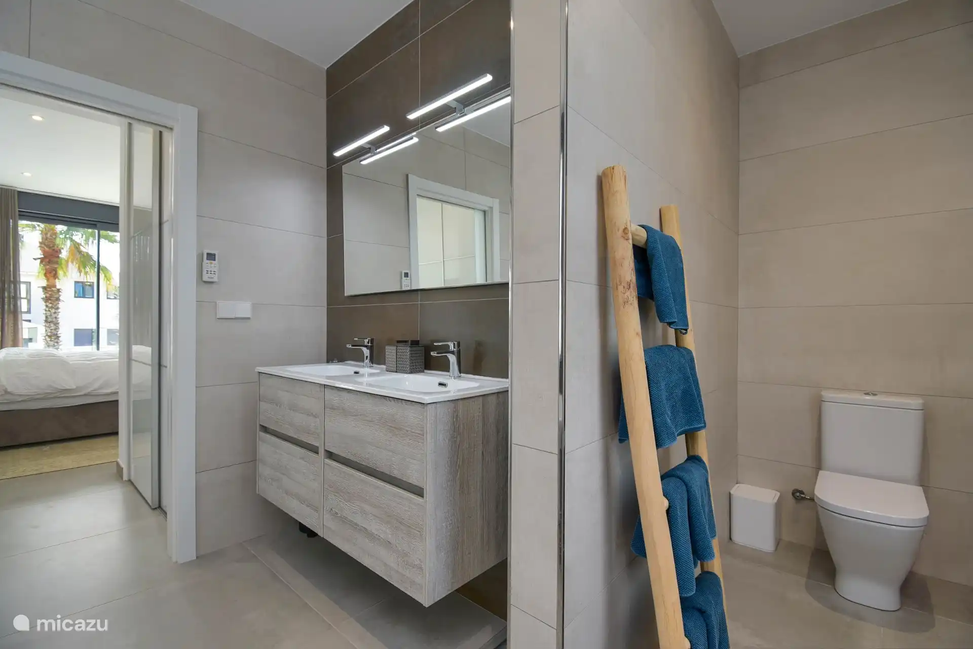 Salle de bain à côté de la suite parentale