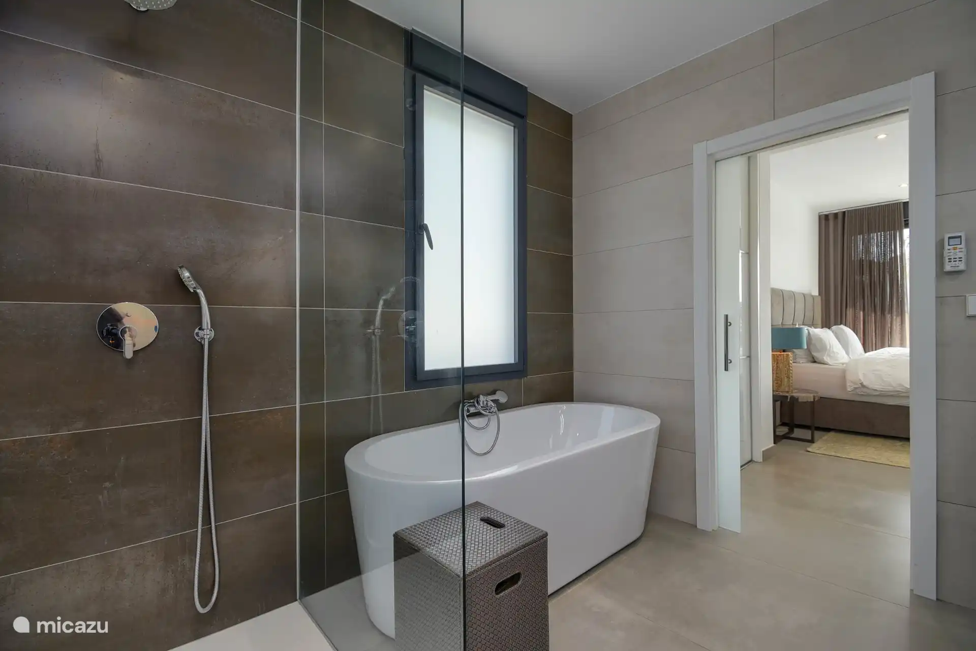 Salle de bain au rez-de-chaussée à côté de la suite parentale avec baignoire