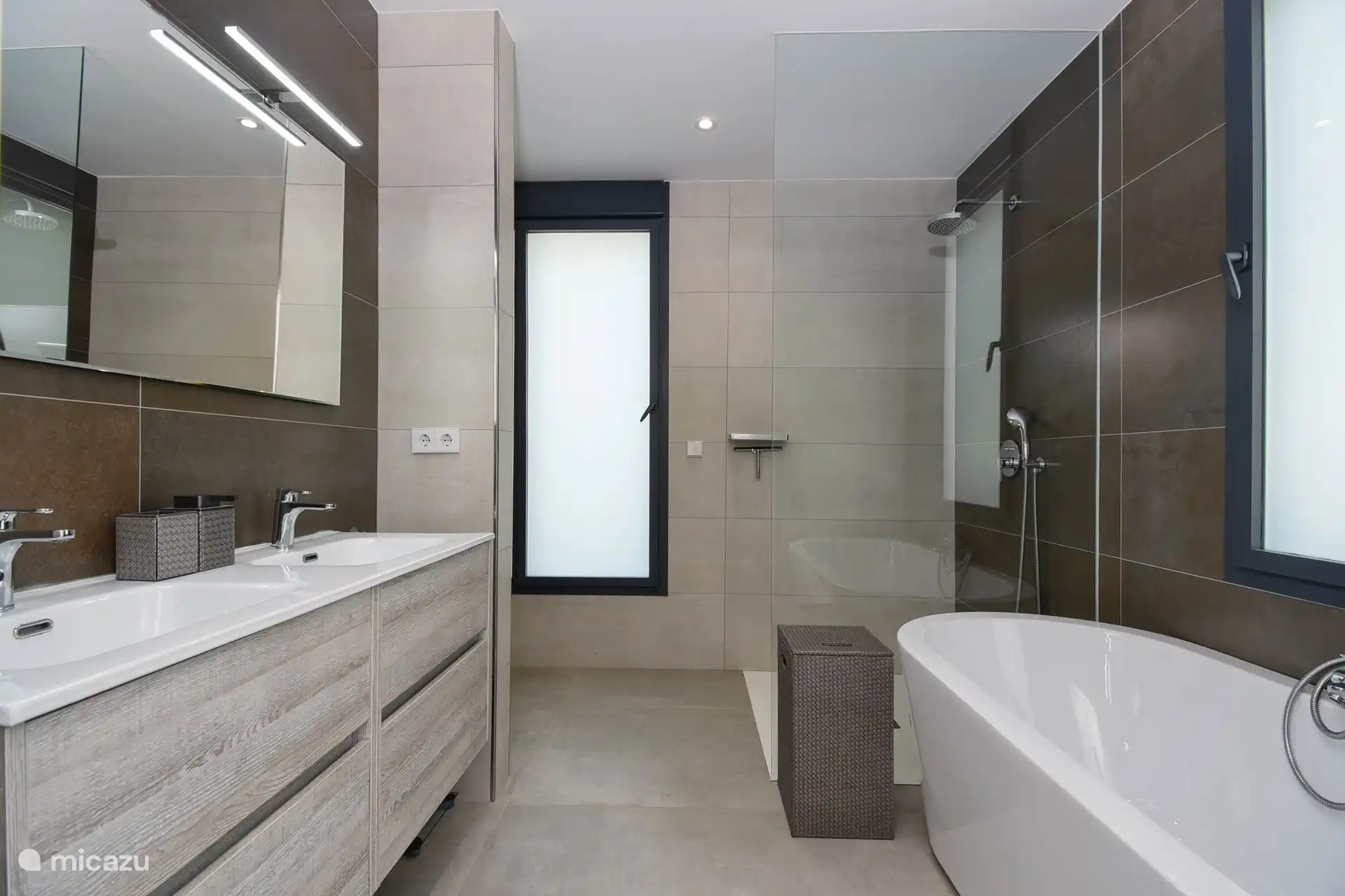 Salle de bain en bas à côté de la suite parentale