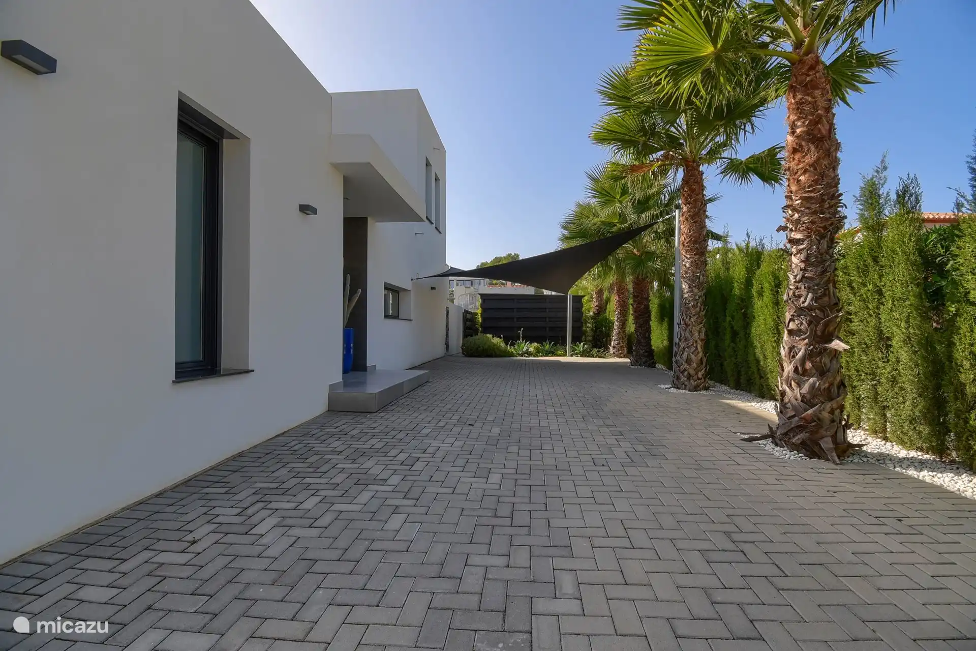 Espace extérieur à l’entrée