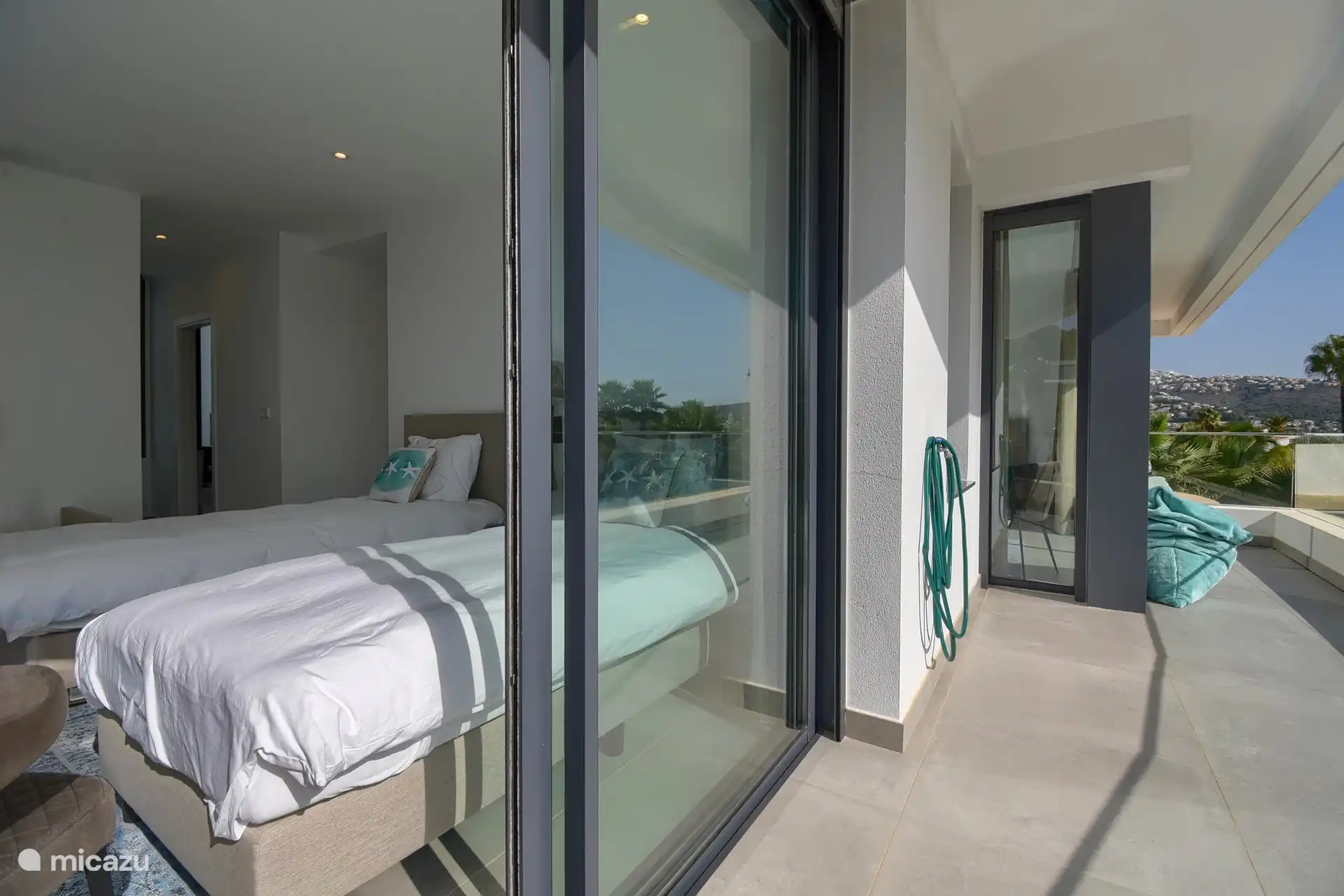 Belle terrasse à côté des chambres