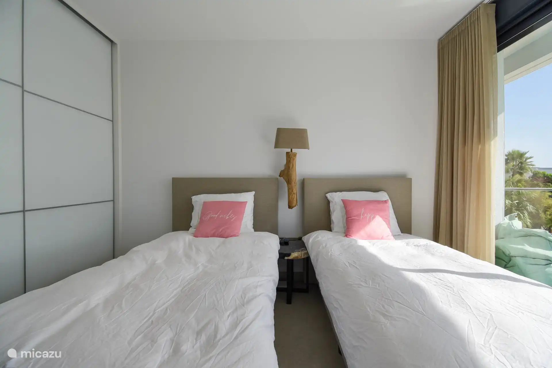 Chambre 1 avec 2 lits simples