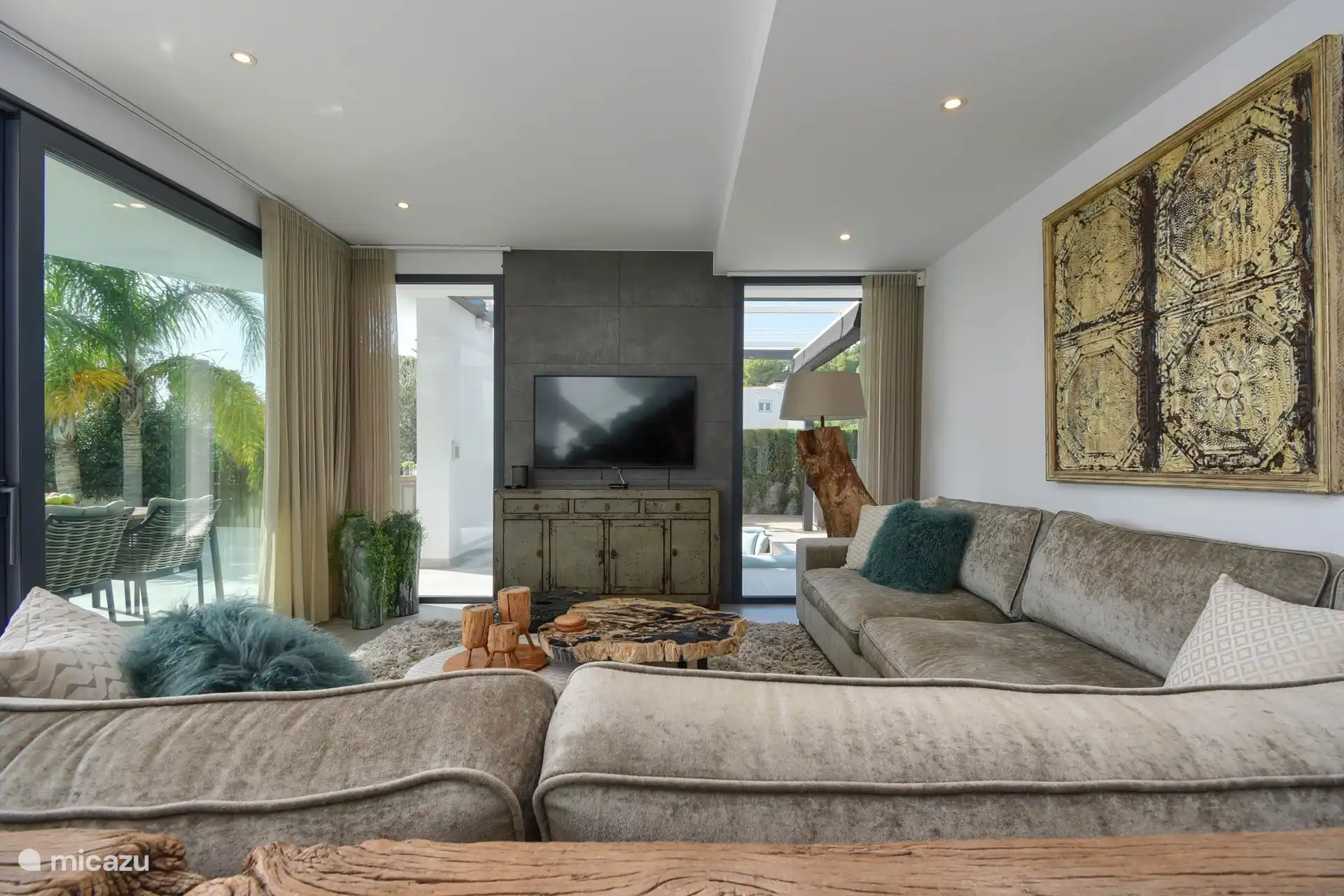 Beau salon lumineux et détendu