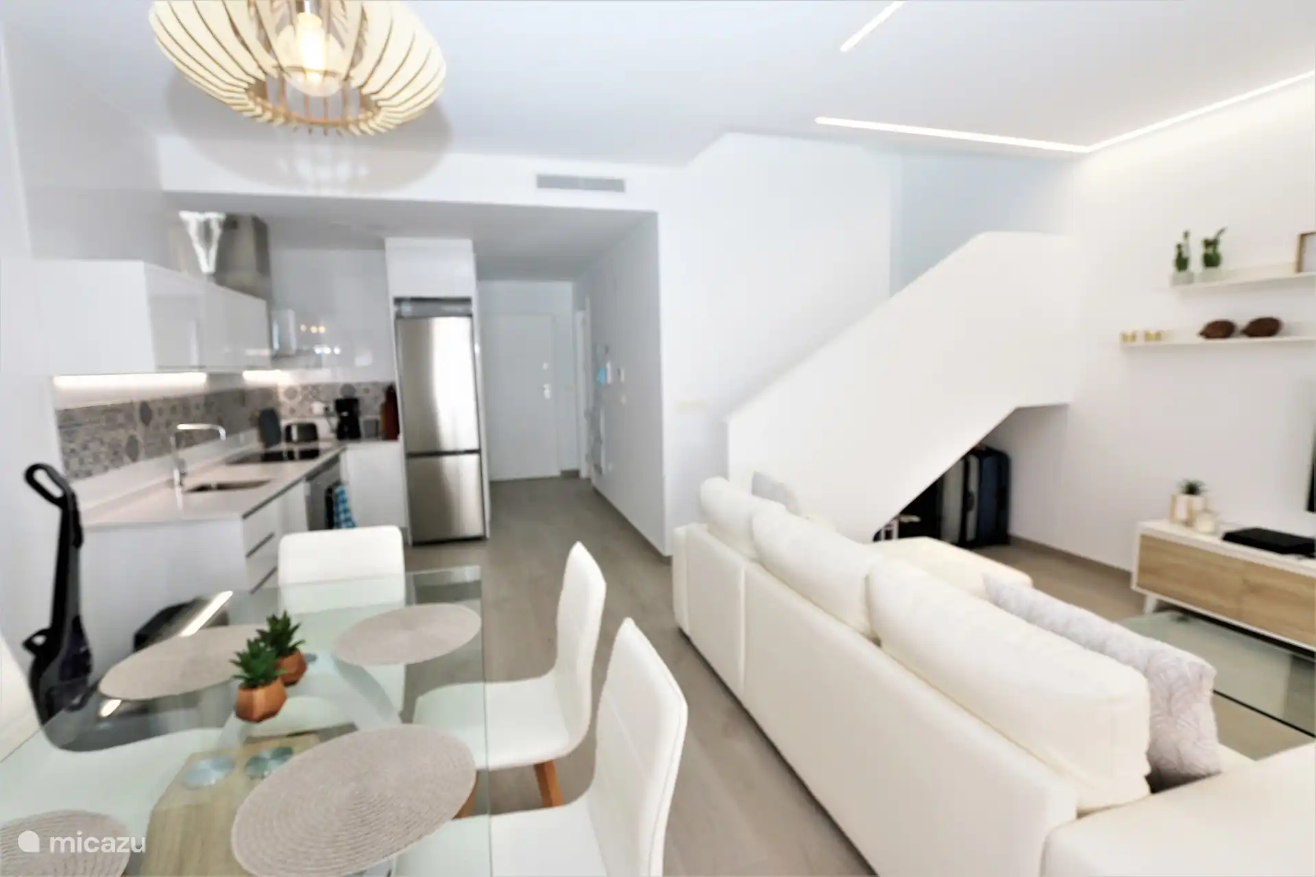 Wohnzimmer mit Essbereich und Küche