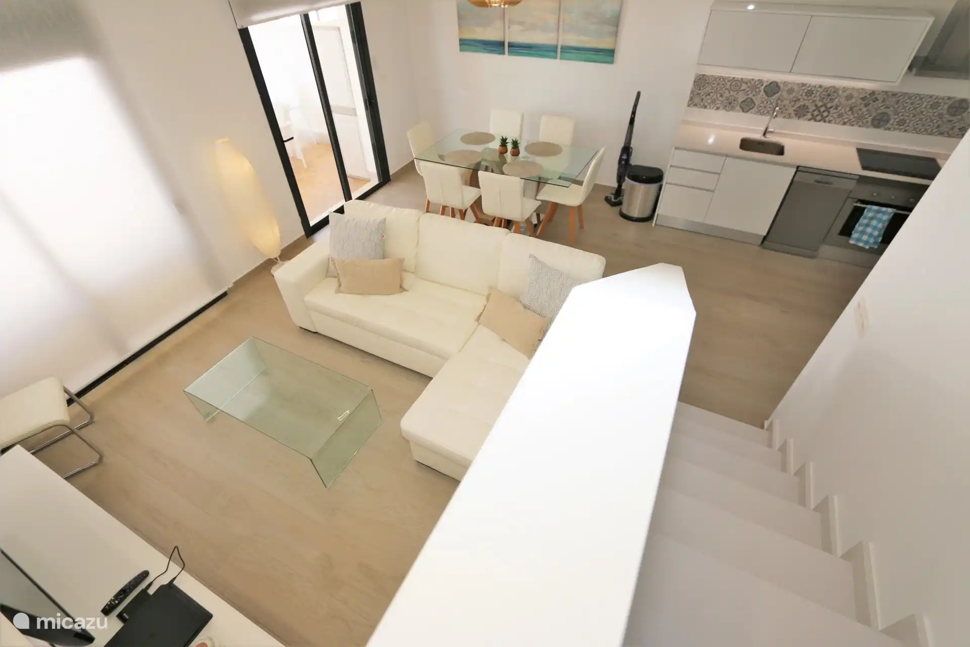 Wohnzimmer mit Essbereich und Küche