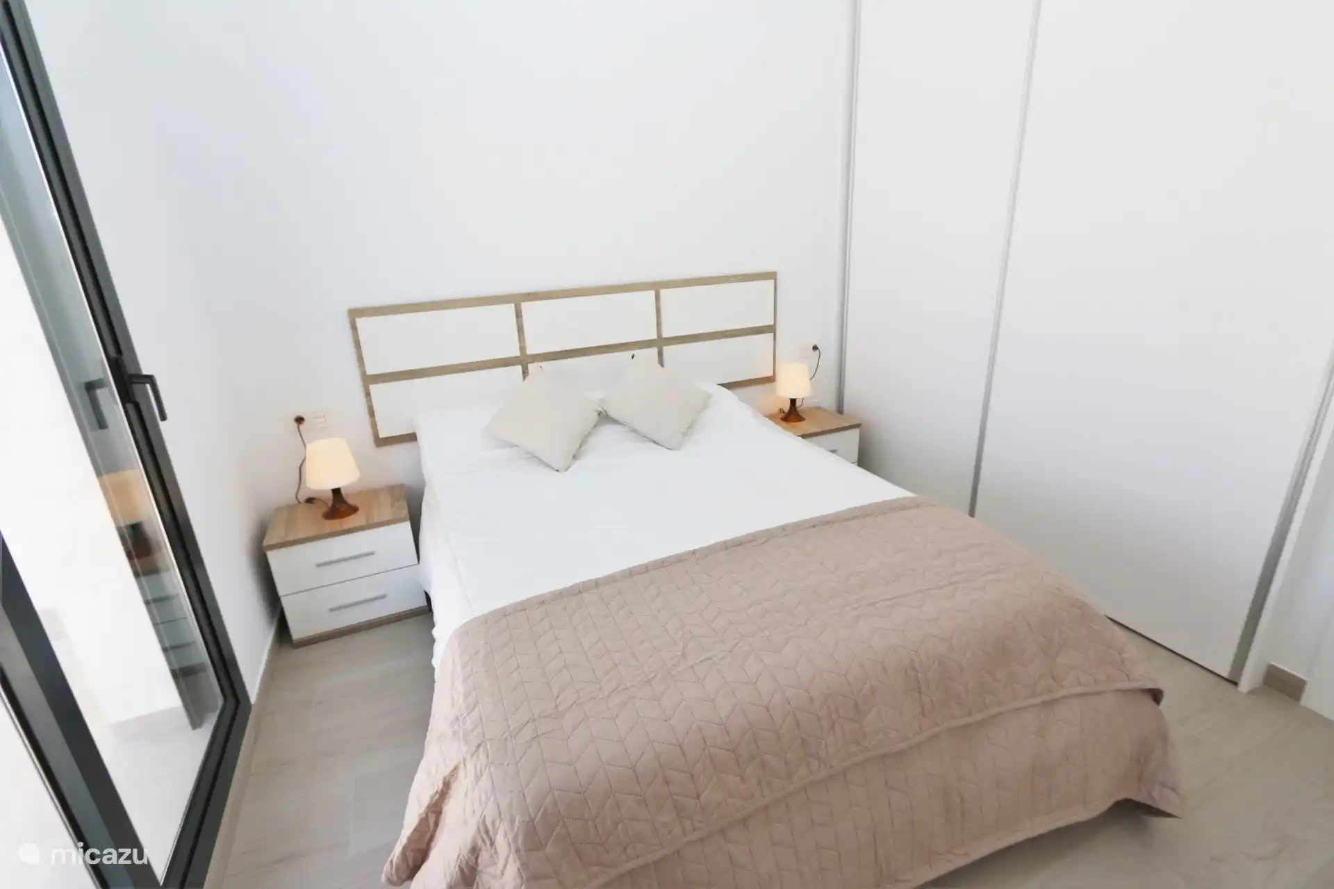 Schlafzimmer mit Doppelbett