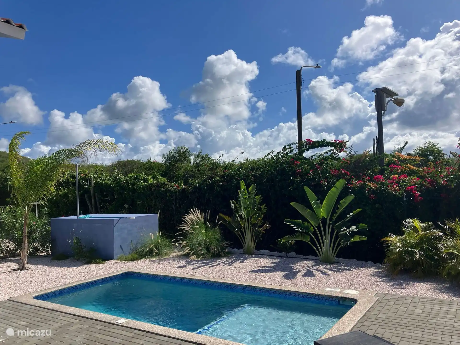 Privézwembad van 18m² met zonnig pooldeck en ligstoelen. Het ondiepe gedeelte is perfect om in te relaxen of voor kinderen om veilig in te spelen – ideaal voor families en zonliefhebbers!