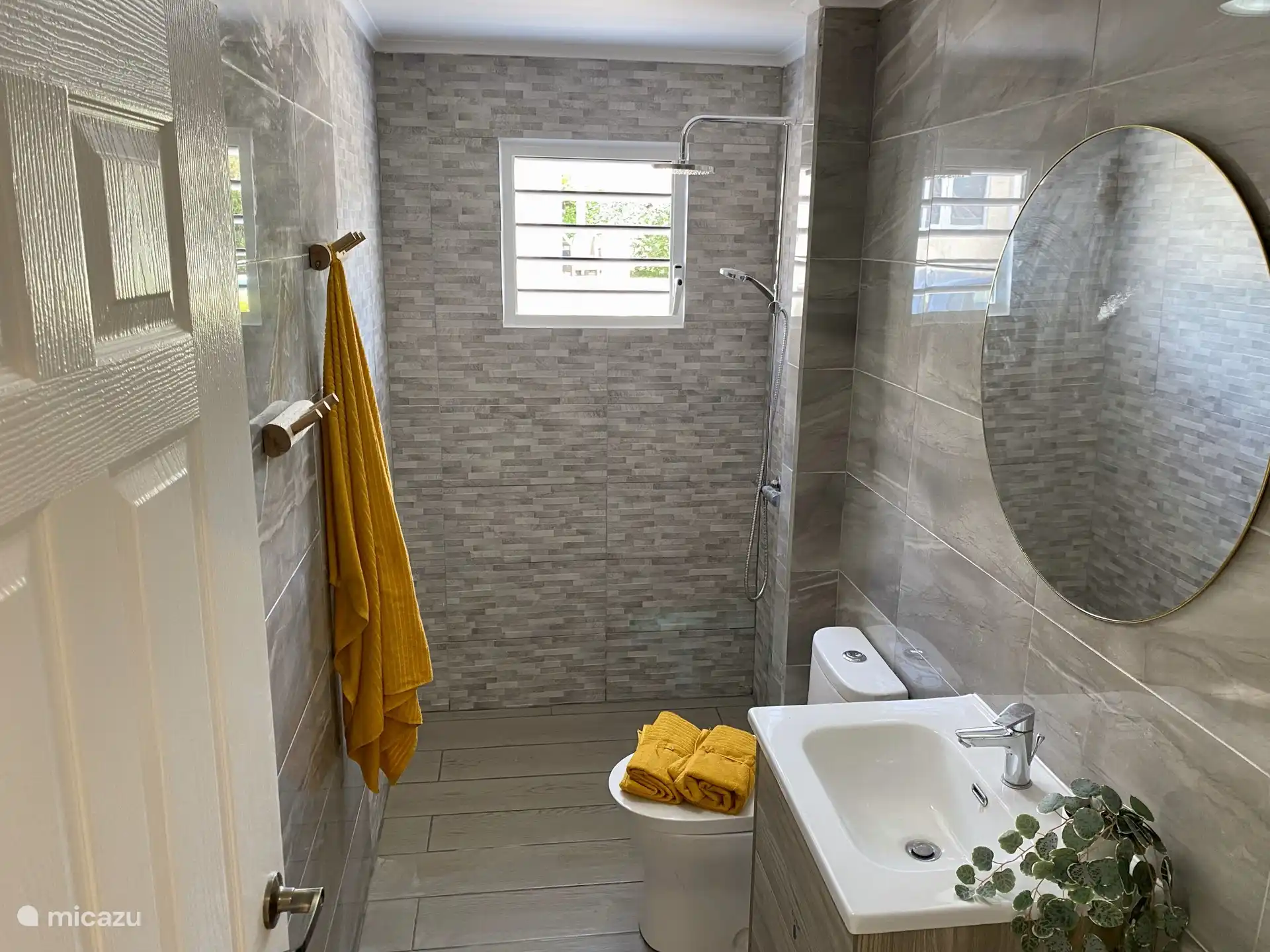 Deuxième salle de bain avec lavabo et douche, entièrement équipée pour le confort.