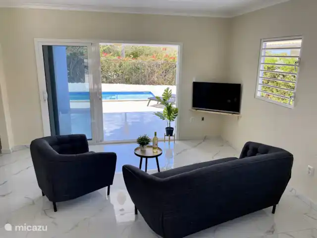 Kas Son i Mar met prive zwembad huren in Curaçao, Banda Abou (west), Fontein - villa Woonkamer met TV en ruime zithoek, perfect om na een dag strand te ontspannen.