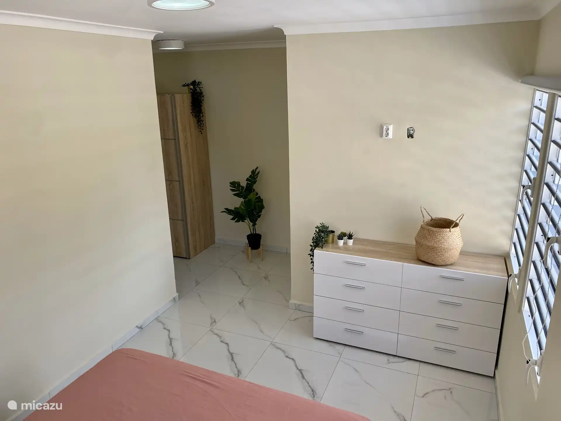 Grande chambre 1 avec commode, miroir et grande armoire 