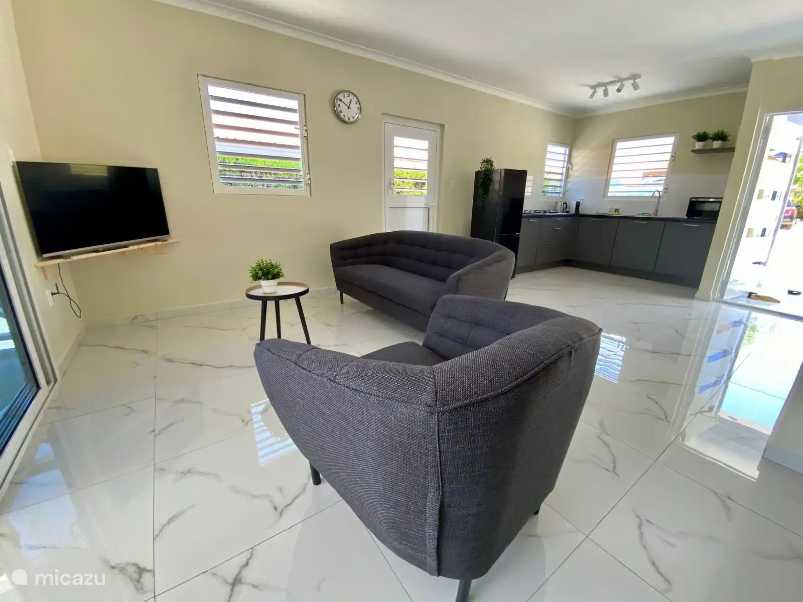 Cuisine ouverte spacieuse avec salon attenant - idéale pour cuisiner, manger et se détendre ensemble dans une atmosphère chaleureuse.