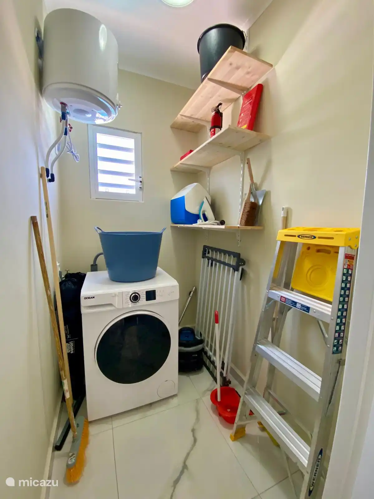 Buanderie pratique avec machine à laver gratuite, étendoir et ustensiles de nettoyage - idéale pour les longs séjours et pour garder la maison de vacances fraîche.