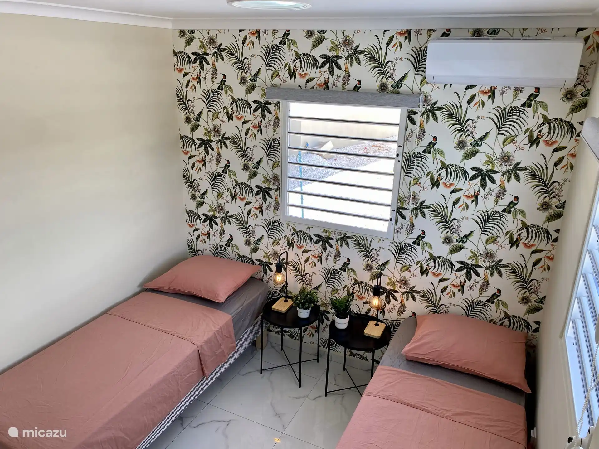 Troisième chambre lumineuse avec 2x lit simple, climatisation privée et armoire spacieuse