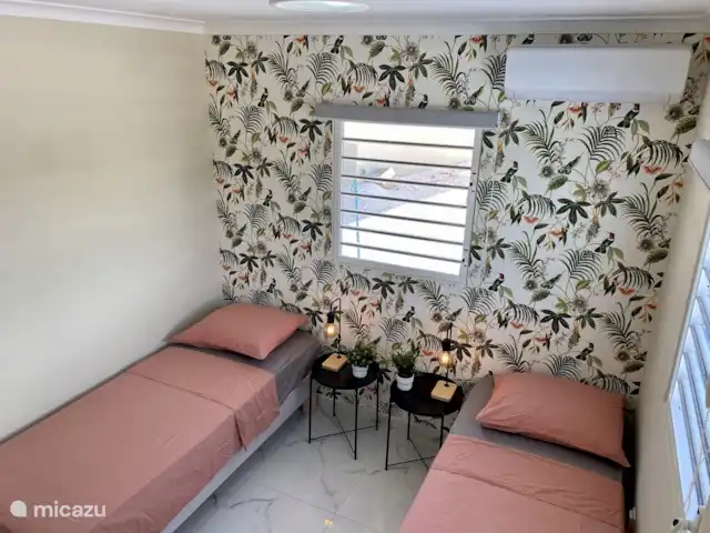 Kas Son i Mar met prive zwembad huren in Curaçao, Banda Abou (west), Fontein - villa Derde en lichte kamer met 2x een persoonsbed,  eigen airco en ruime kledingkast