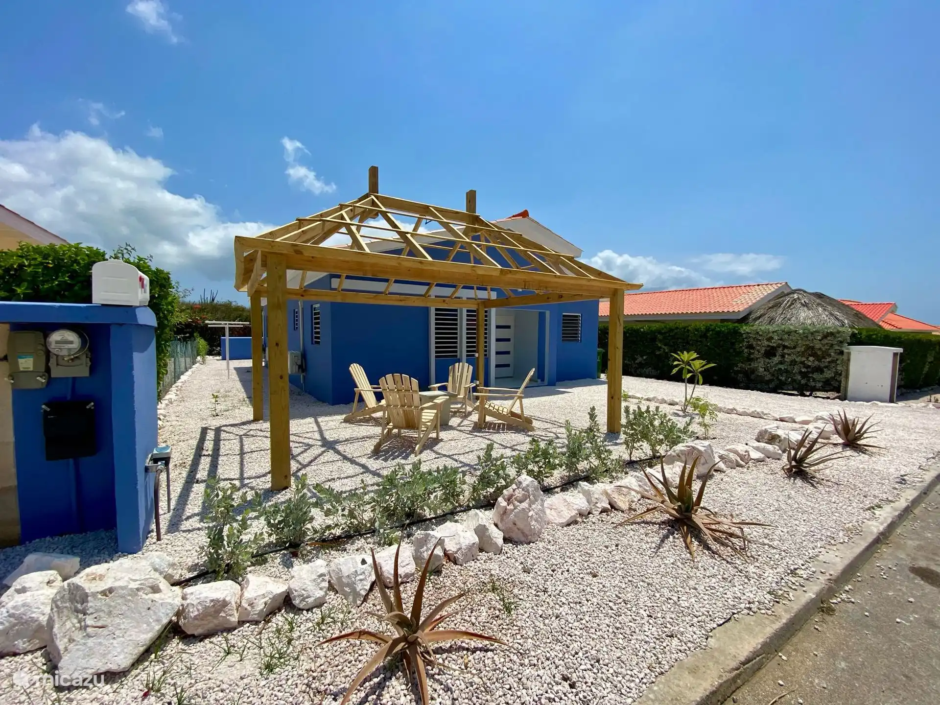 Palapa spacieuse avec des chaises longues confortables à l’avant de la maison - un endroit charmant pour se détendre à l’ombre avec une brise rafraîchissante.