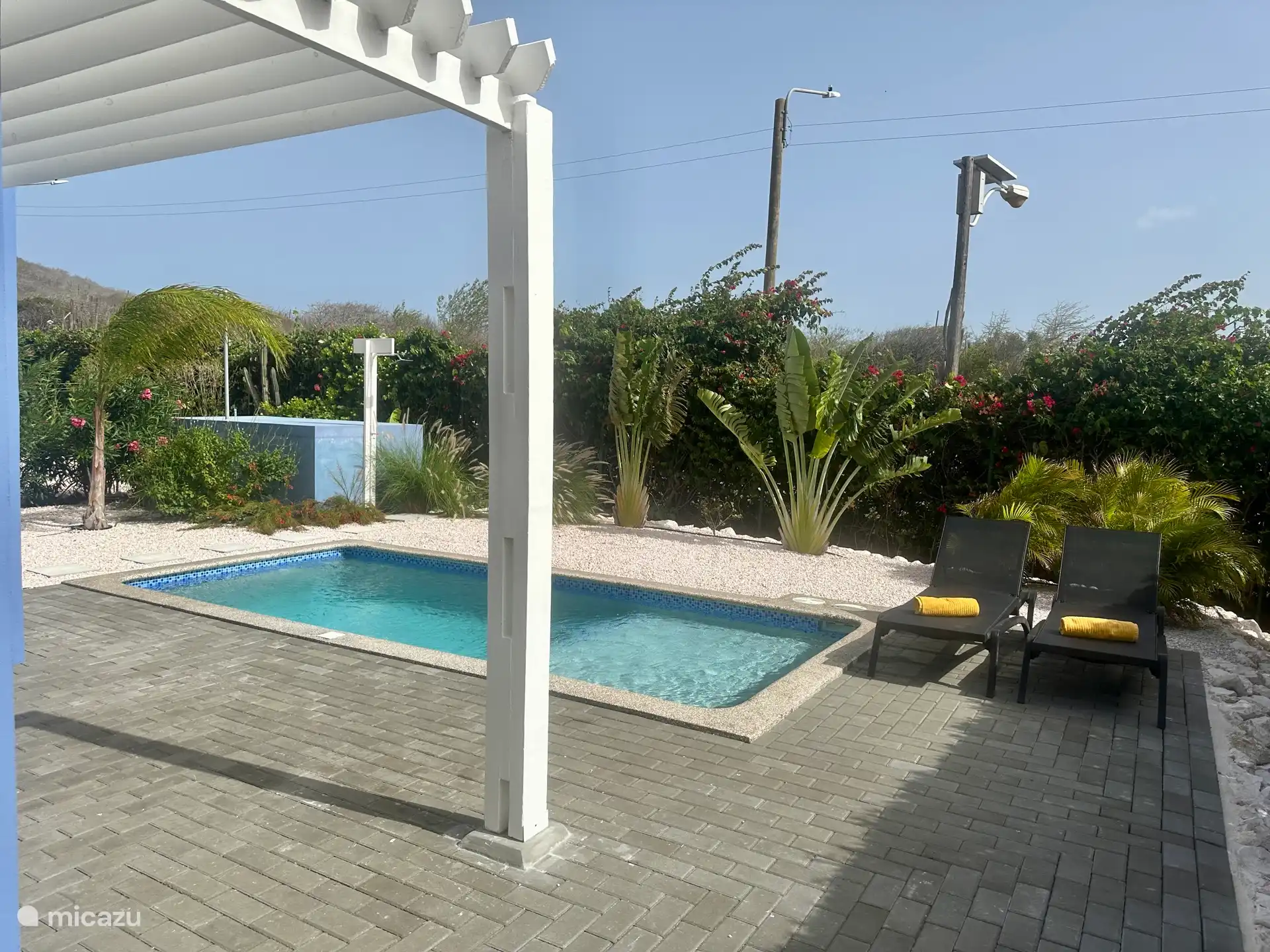 Privézwembad van 18m² met zonnig pooldeck en ligstoelen. Het ondiepe gedeelte is perfect om in te relaxen of voor kinderen om veilig in te spelen – ideaal voor families en zonliefhebbers! 