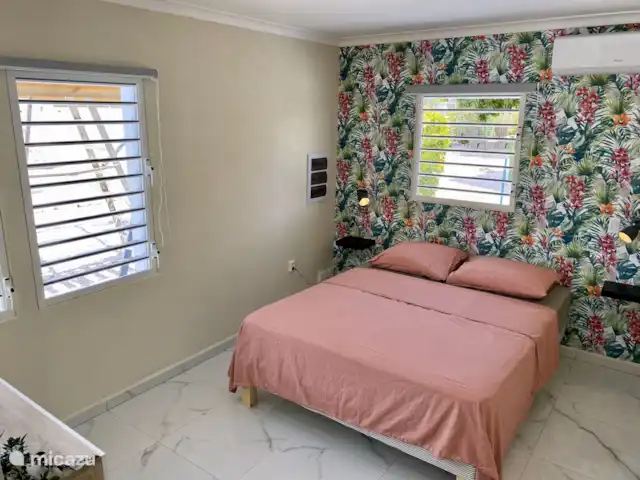 Kas Son i Mar met prive zwembad huren in Curaçao, Banda Abou (west), Fontein - villa Master bedroom met comfortabel tweepersoonsbed en eigen airconditioning.