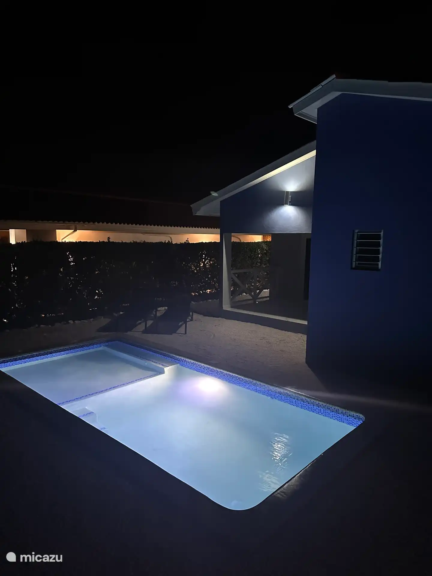 Piscine privée le soir, joliment éclairée - parfaite pour se rafraîchir sous les étoiles le soir.