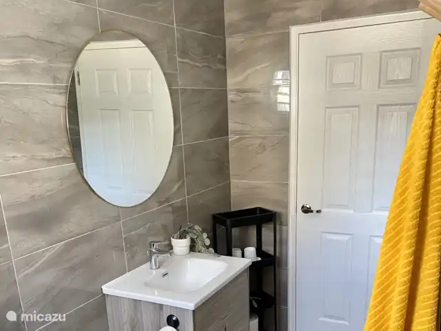 Kas Son i Mar met prive zwembad huren in Curaçao, Banda Abou (west), Fontein - villa Badkamer met moderne wasbak, ruime spiegel, handdoeken en handige opbergruimte – alles voor een comfortabel verblijf.