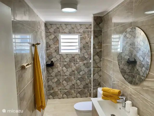Kas Son i Mar met prive zwembad huren in Curaçao, Banda Abou (west), Fontein - villa Moderne badkamer bij master bedroom met ruime douche, fris en functioneel. Inclusief comfortabele wc en een wasbak met spiegel.