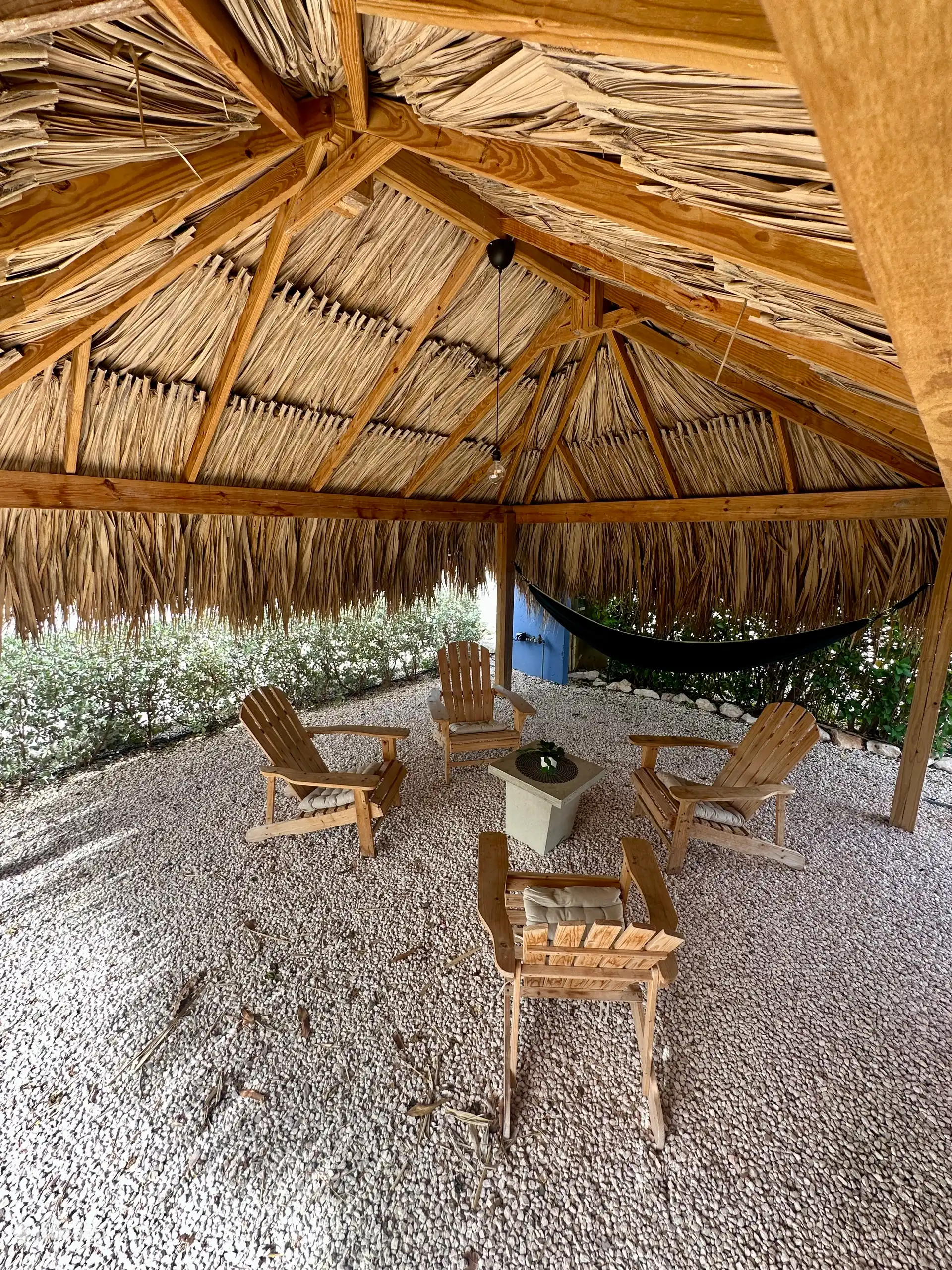 Palapa aan de voorzijde van het huis waar altijd een fijn windje staat inclusief comfortable stoelen en een hangmat