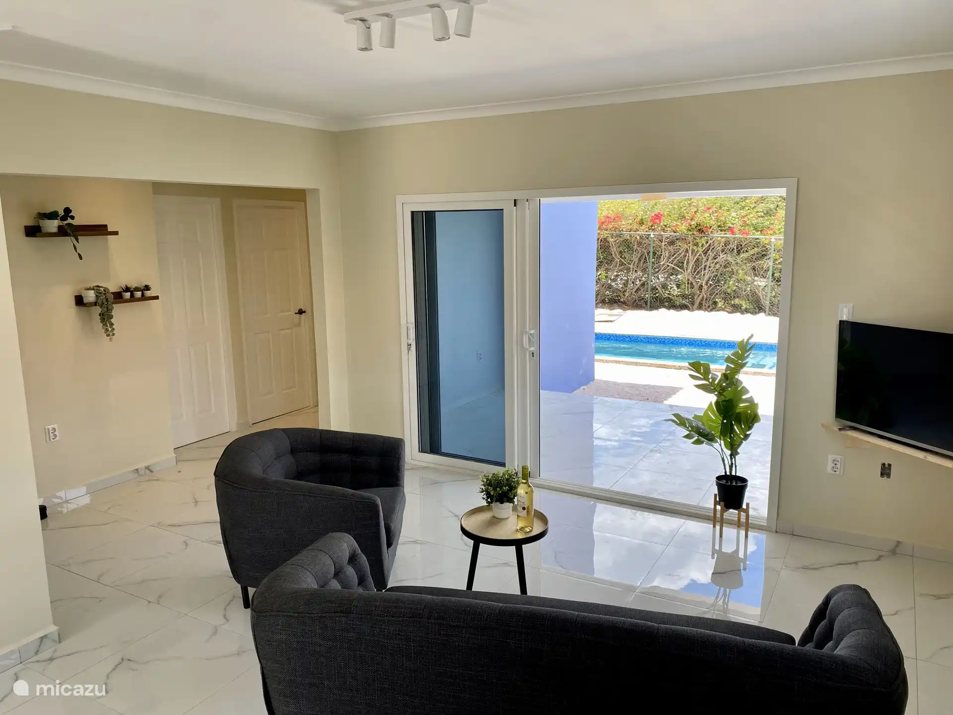 Salon spacieux et ouvert (y compris smart TV) avec portes coulissantes donnant sur la véranda