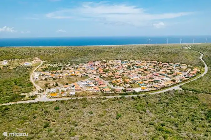 Vue d’ensemble de Villapark Fontein - un parc calme et sécurisé, situé au centre de Curaçao et à proximité des plus belles plages de l’île.
