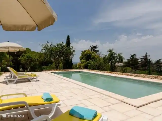 Casa Cohombo en Portugal, Algarve, Ferragudo  - villa Piscina con tumbonas