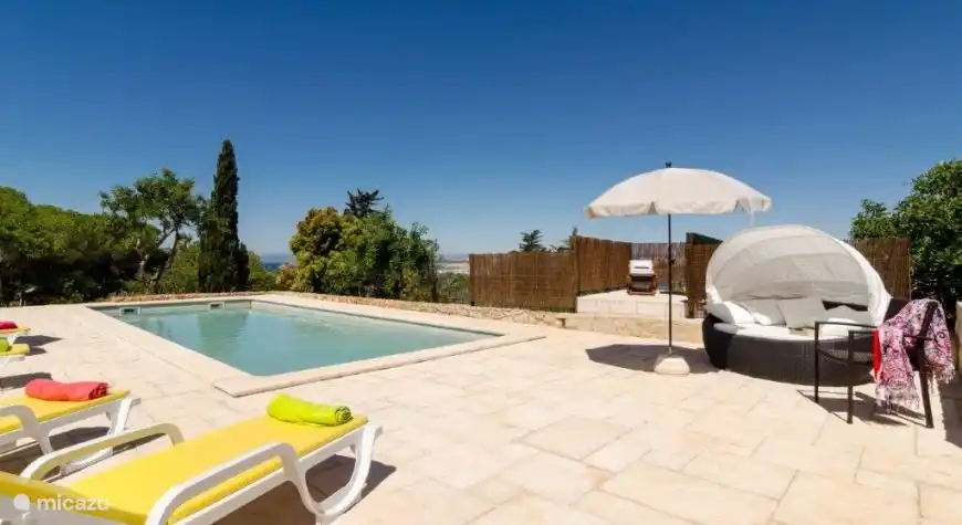 Piscina con tumbonas y tumbona