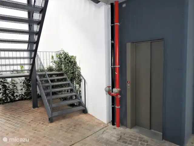 Oporto Delight Apartment 2 huren in Portugal, Porto, Porto - appartement Algemene ruimte met trappenhuis en lift naar alle verdiepingen.