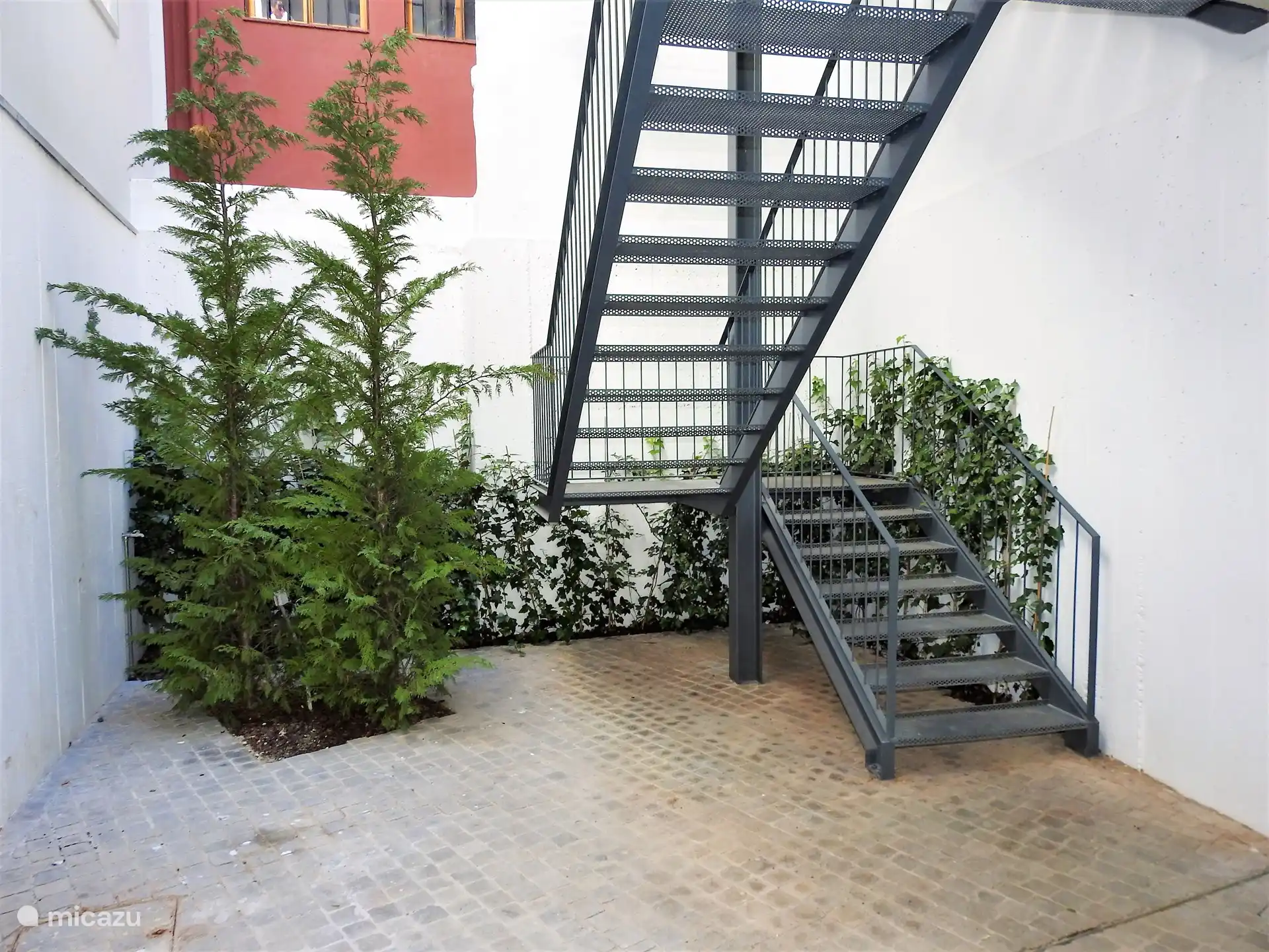 Allgemeiner Bereich mit Treppe und Aufzug zu allen Etagen.