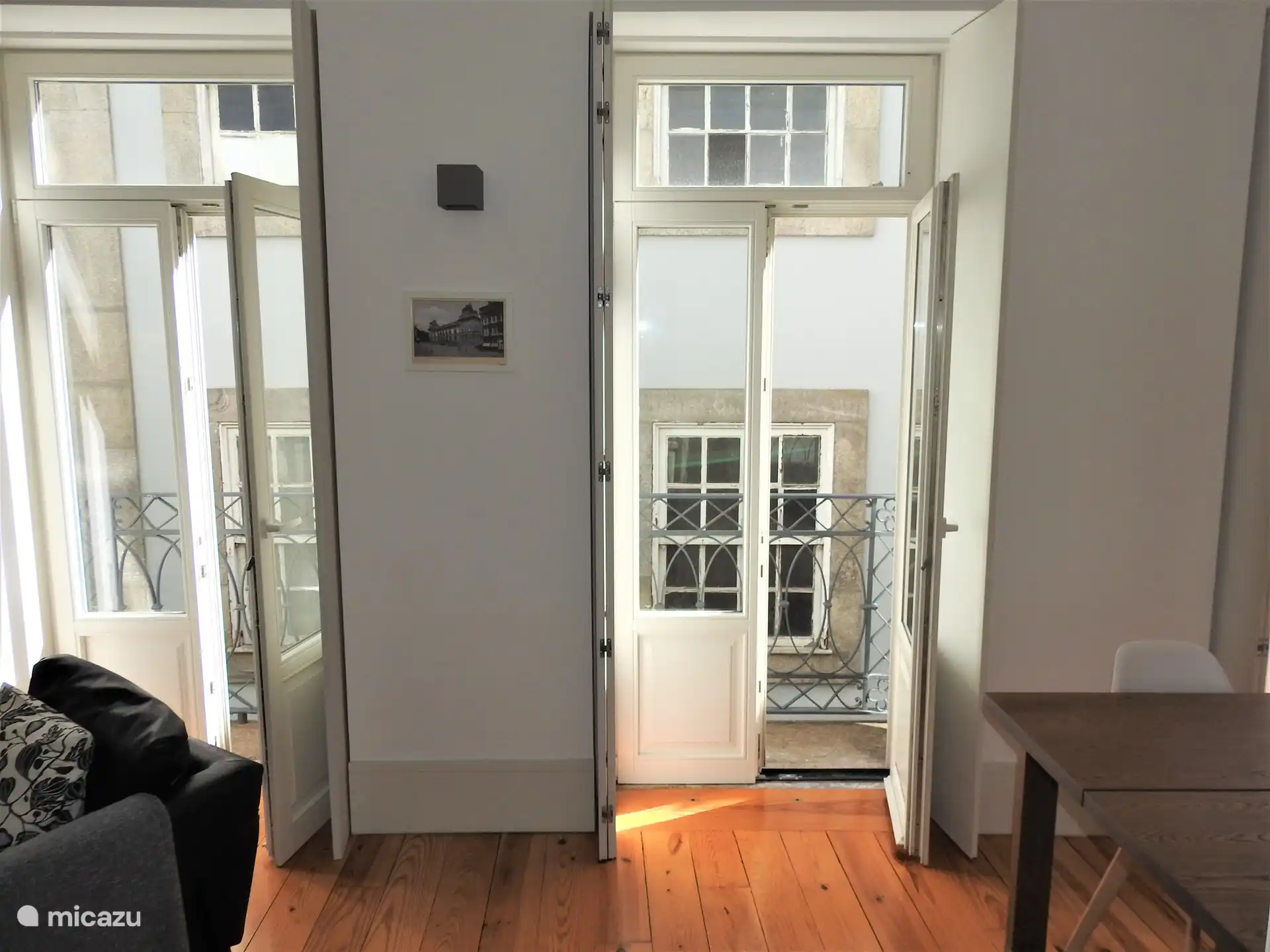 Wohnzimmer mit Zugang vom Balkon.