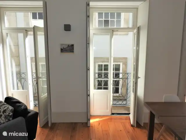 Oporto Delight Apartment 2 huren in Portugal, Porto, Porto - appartement Woonkamer met toegang van balkon.
