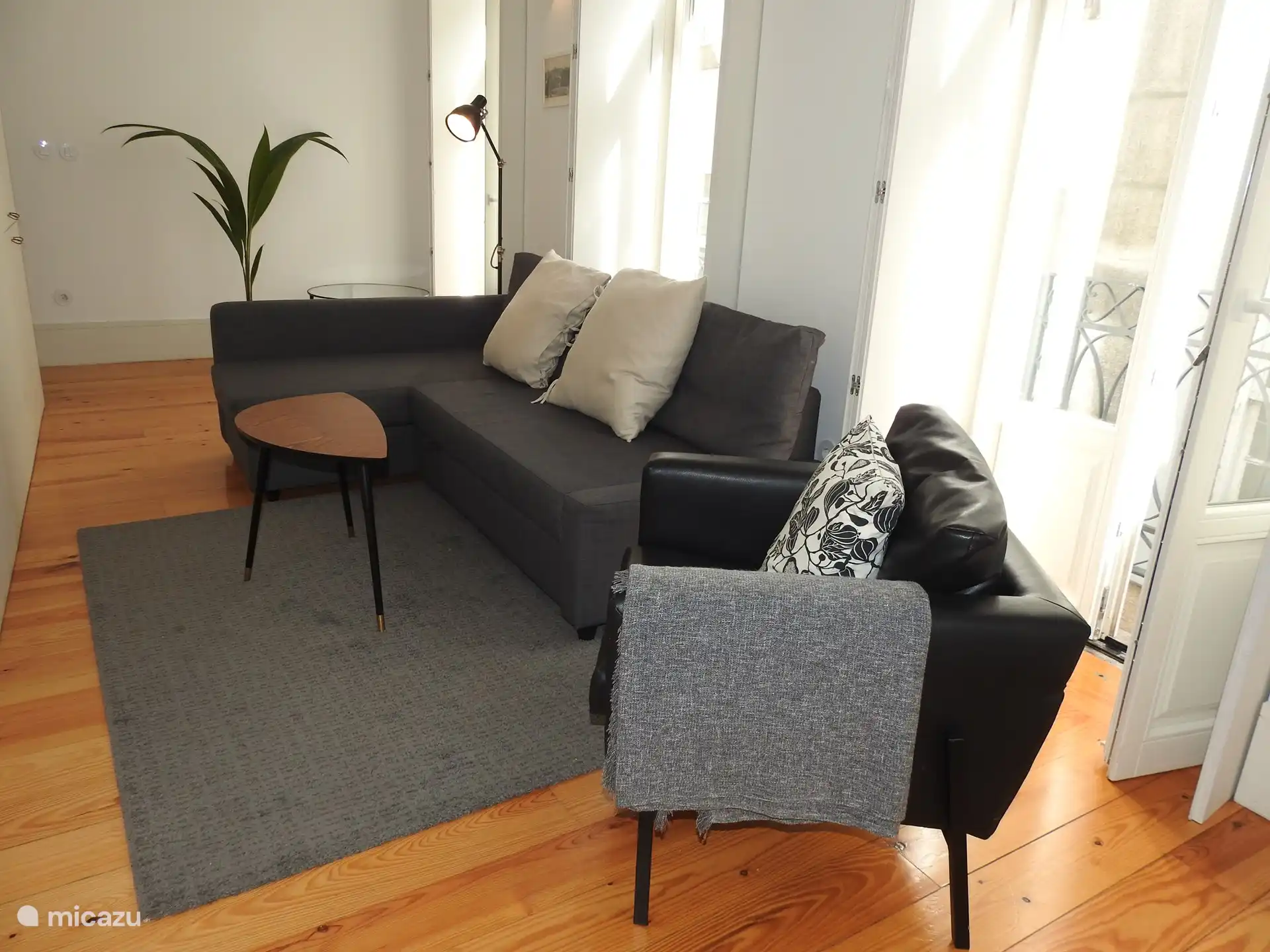 Sitzecke mit Smart-TV. 
Greifen Sie mit Ihrem eigenen Konto auf Netflix zu.