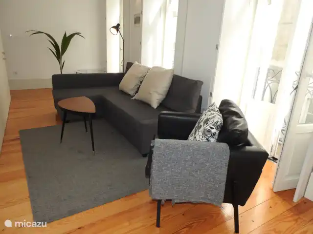 Oporto Delight Apartment 2 huren in Portugal, Porto, Porto - appartement Zit gedeelte met Smart TV. 
Toegang tot Netflix met eigen account.