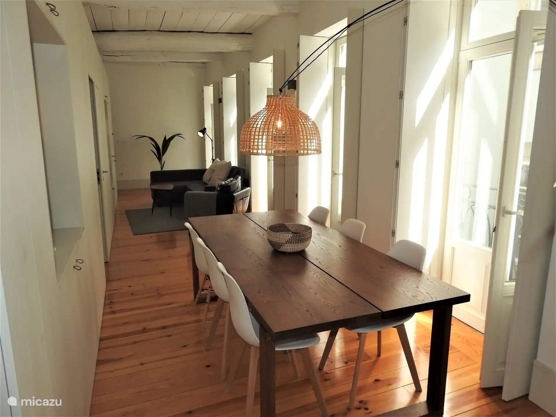 Wohnzimmer mit Zugang zum Balkon.