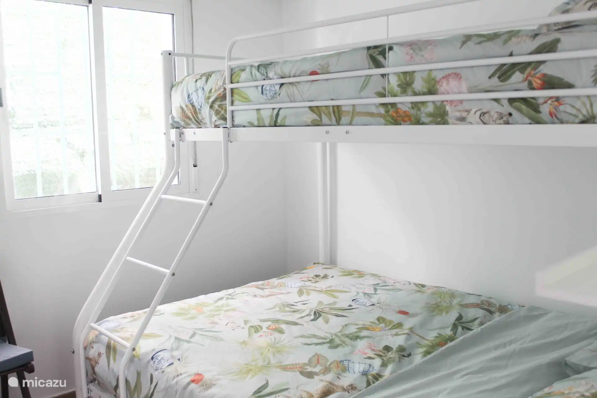 Bedroom with a bunkbed of 1 double bed and 1 single 