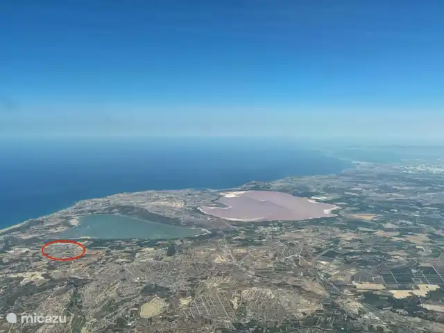 appartement huren in Spanje, Costa Blanca, Guardamar del Segura – Oasis Beach Appartement - Casa Titz Uitzicht vanuit het vliegtuig - beide zoutmeren, zee en El Raso in de rode cirkel