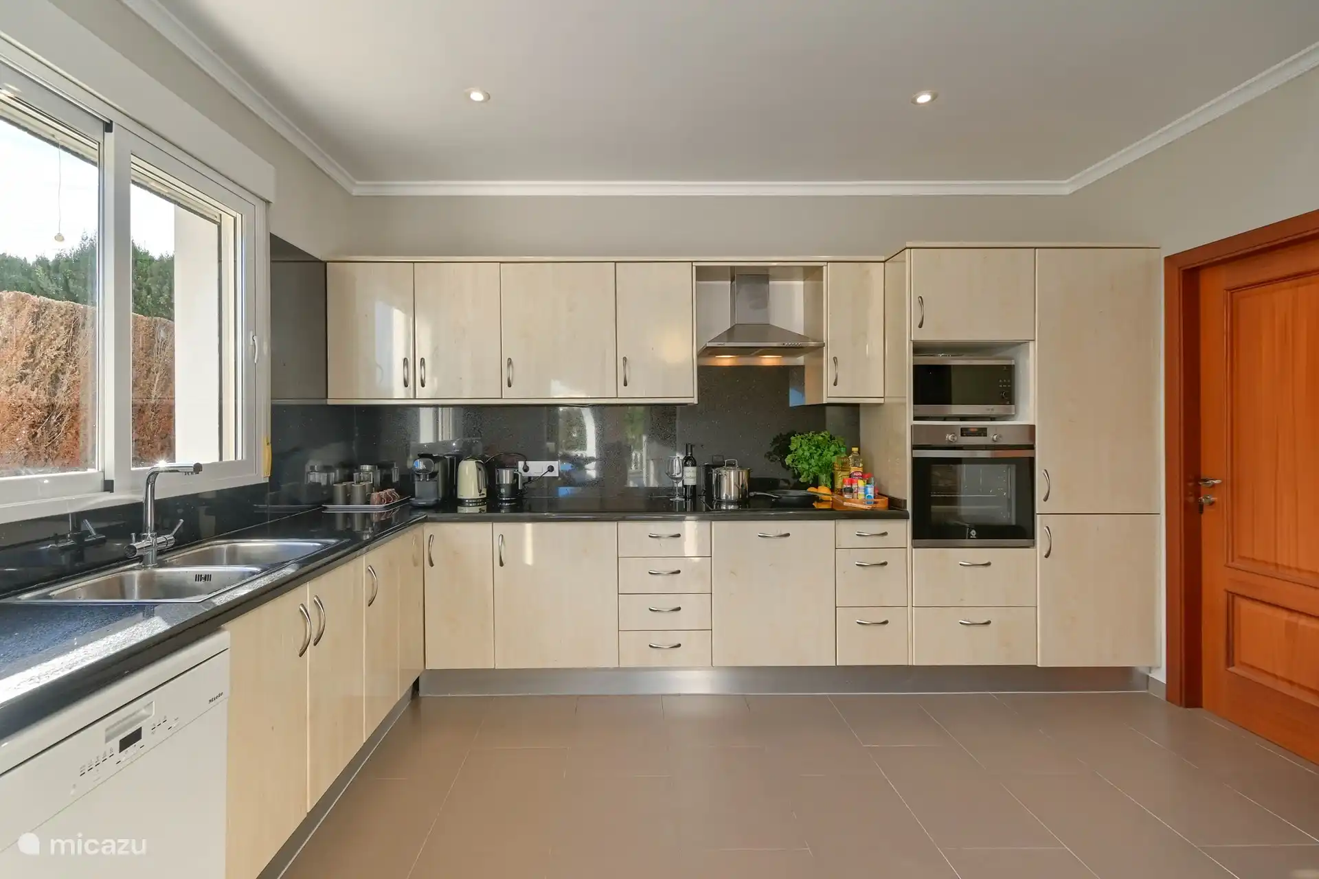 Cuisine spacieuse et luxueuse