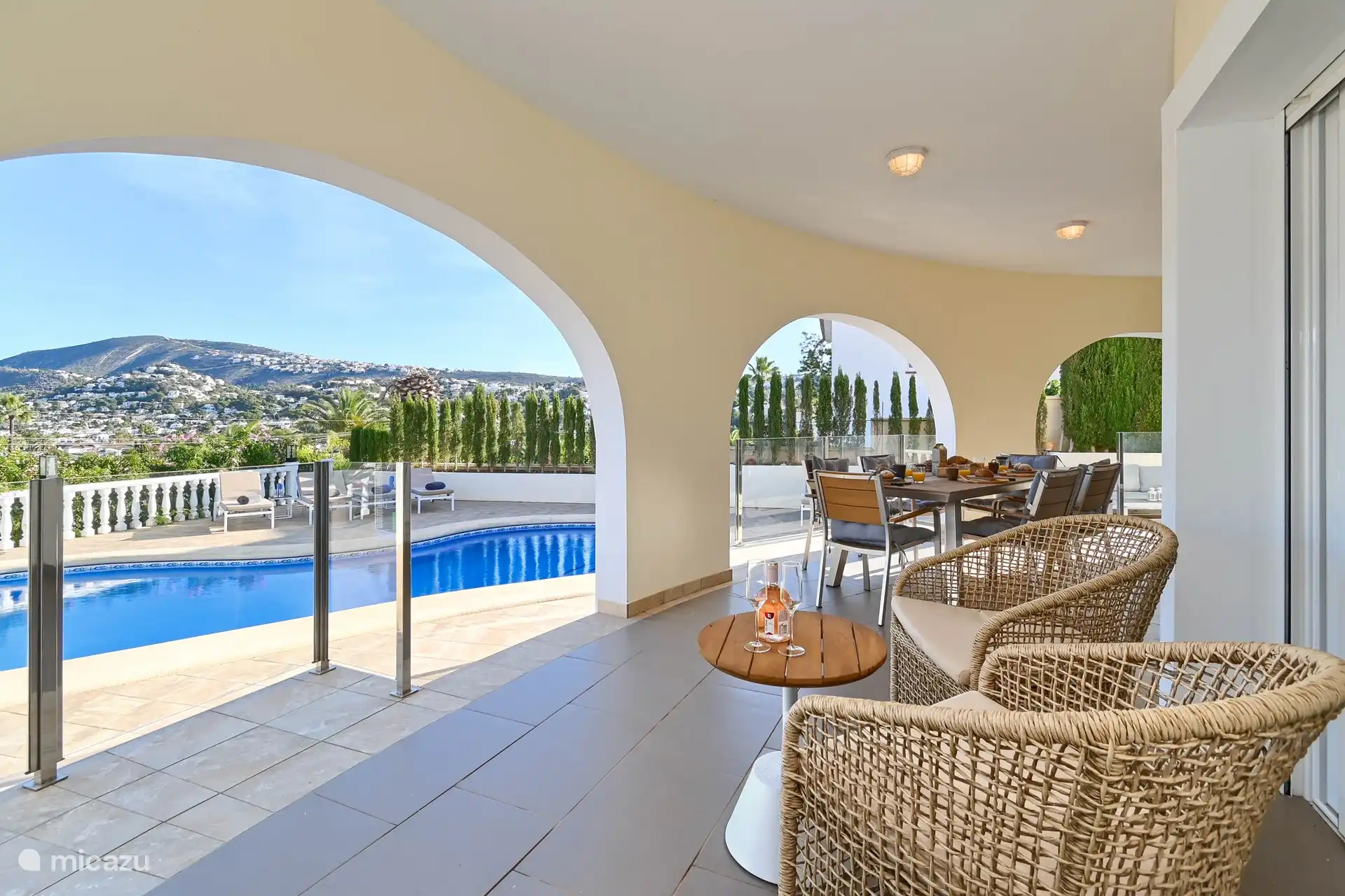 Différents coins salon autour de la piscine