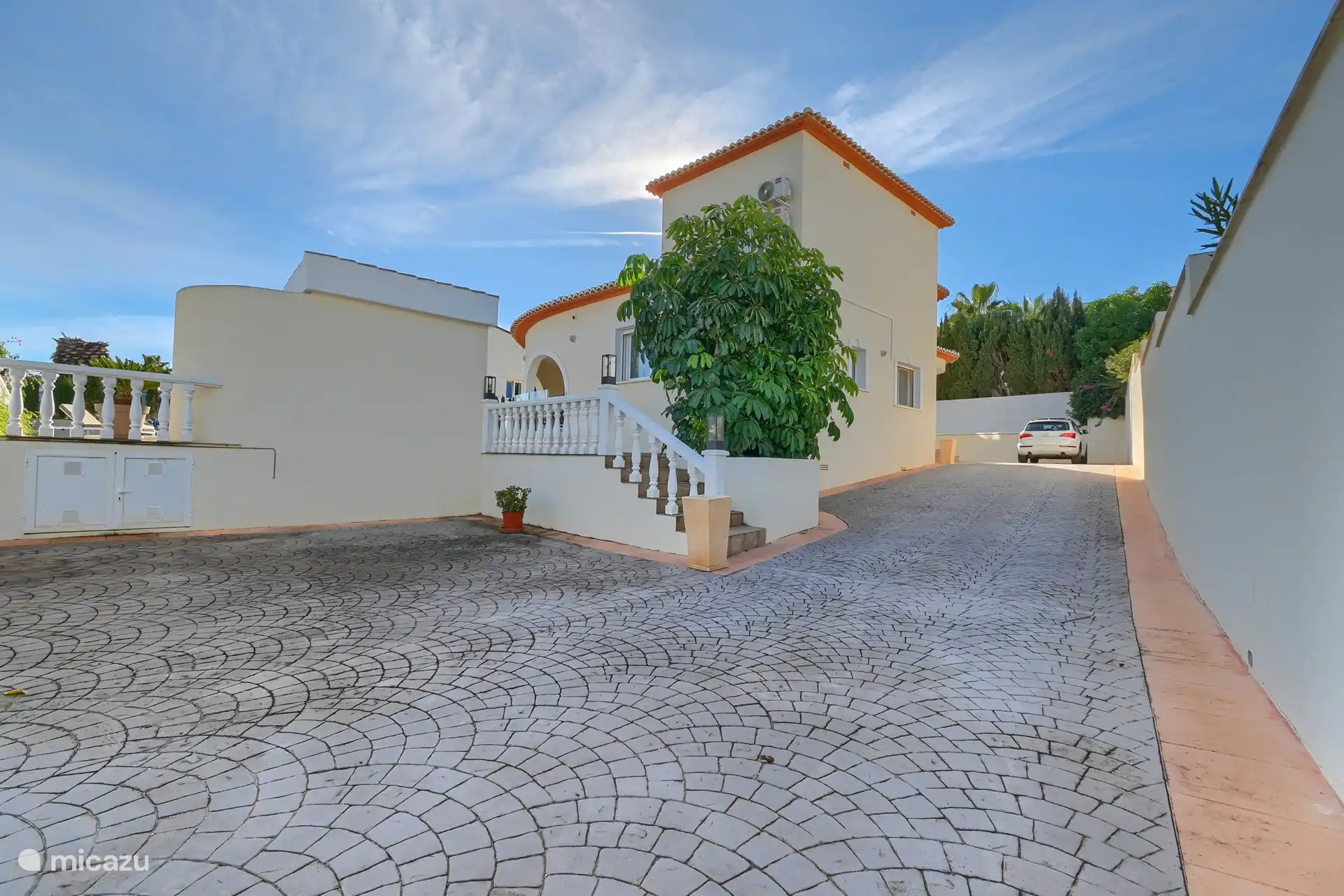 Grande entrée avec parking très spacieux pour plusieurs voitures